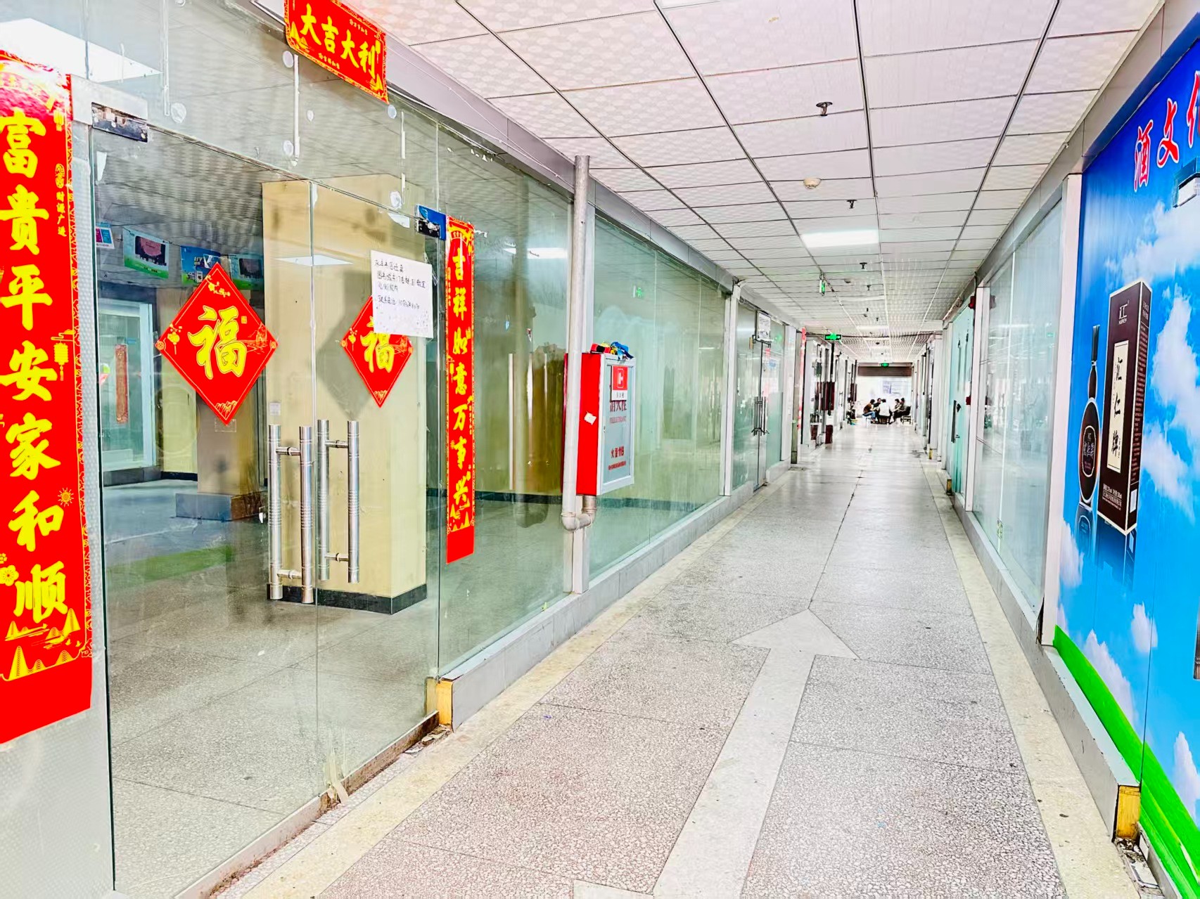 明义路园区位于洛阳市老城区春都路商贸核心区域，周边商业氛围成熟，交通便利，配套完善。依托传统副食品商贸资源，园区具备良好的经营基础和人气优势，是企业办公、商品展示、批发零售及创业发展的理想选择。_COPY