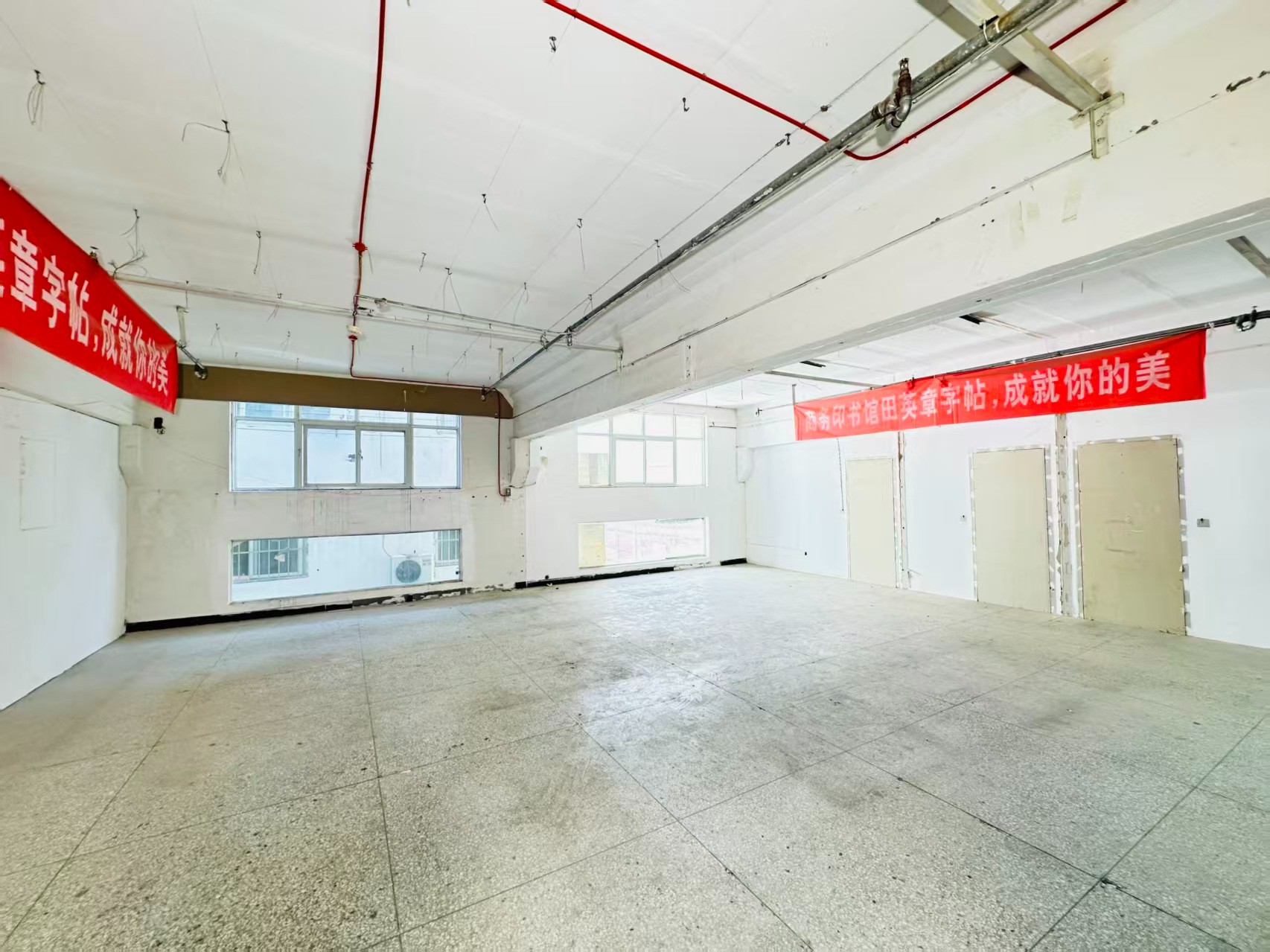 明义路重点吸引人工智能应用、数字经济、电商直播、智能制造服务、软件开发、科技创新企业及创业团队入驻